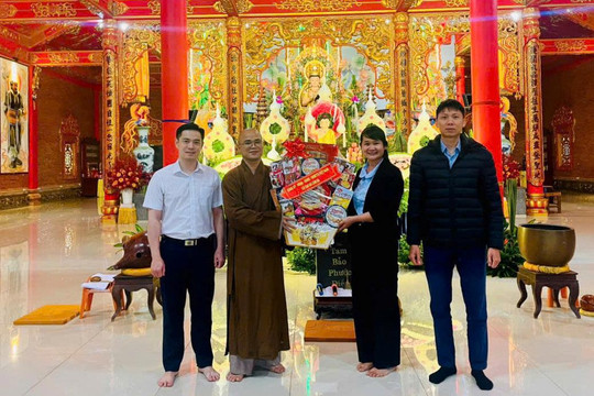 Lãnh đạo xã Tân Hà Lâm Hà thăm, chúc mừng Lễ Phật đản