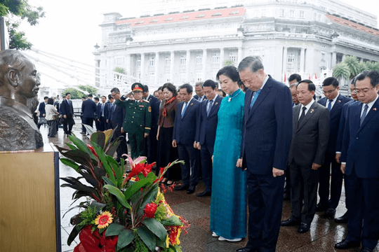 Tổng Bí thư, Chủ tịch nước dâng hoa trước tượng Chủ tịch Hồ Chí Minh tại Singapore