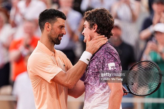 Novak Djokovic gục ngã tại Roland Garros sau màn thư hùng 5 set với Joao Fonseca