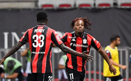 Nice hủy diệt Saint-Etienne 4-1: Elye Wahi rực sáng ngày trụ hạng thành công