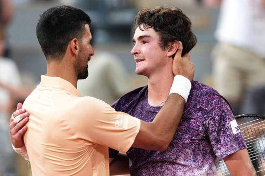 Joao Fonseca lội ngược dòng hạ bệ Novak Djokovic tại Roland Garros 2026