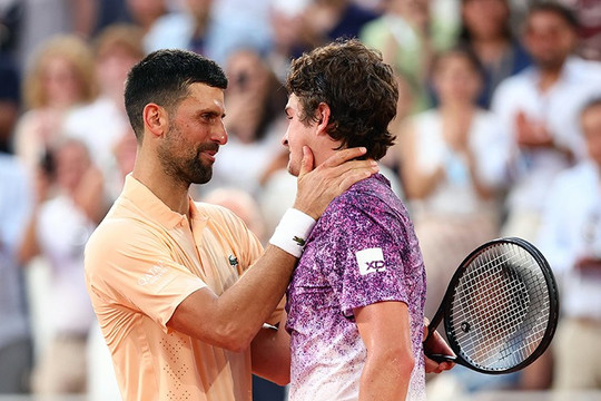 Cơn địa chấn Roland Garros 2026: Djokovic thua ngược Fonseca, tan mộng Grand Slam thứ 25