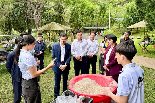 Ủy viên Bộ Chính trị Đoàn Minh Huấn thăm một số doanh nghiệp tại Lâm Đồng