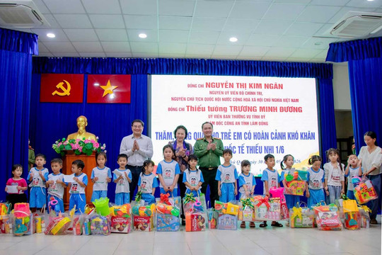Nguyên Chủ tịch Quốc hội Nguyễn Thị Kim Ngân tặng quà cho trẻ em Đặc khu Phú Quý