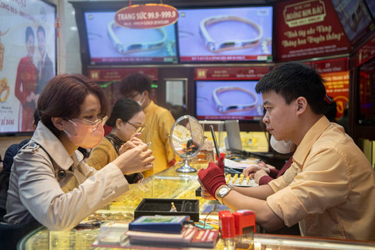 Cập nhật giá vàng ngày 1/6/2026: Giá vàng SJC 24k 9999, nhẫn trơn BTMC BTMH DOJI Phú Quý đầu tháng mới nhất