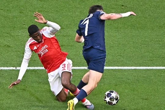 PSG bảo vệ ngôi vương Champions League sau màn đấu súng cân não với Arsenal