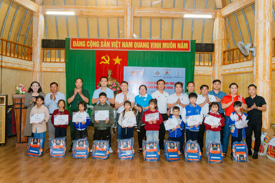 Ấm áp chương trình Tháng nhân đạo tại xã Tà Hine