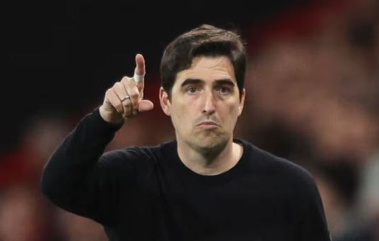 Liverpool sa thải Arne Slot: Canh bạc mạo hiểm với triết lý của Andoni Iraola