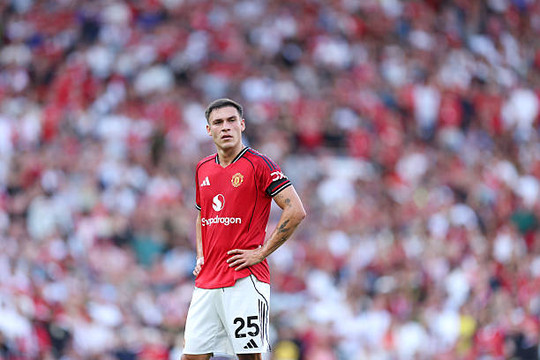 Manchester United và bài học 50 triệu bảng từ thương vụ Manuel Ugarte
