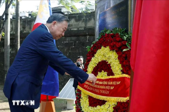 Tổng Bí thư, Chủ tịch nước Tô Lâm dâng hoa tại Tượng đài Chủ tịch Hồ Chí Minh ở Philippines