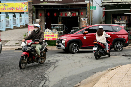 Hiểm họa chực chờ từ những ổ gà, nắp hố ga