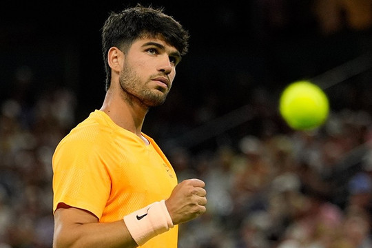 Carlos Alcaraz tập luyện bằng tay trái và thông điệp bình đẳng tại Roland Garros