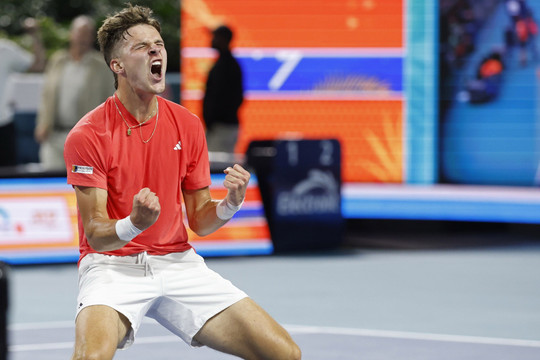 Jakub Mensik khuất phục Joao Fonseca 3-0, thẳng tiến vào bán kết Roland Garros