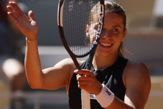 Maja Chwalinska vào bán kết Roland Garros 2026 sau sự cố thiếu tiền khách sạn