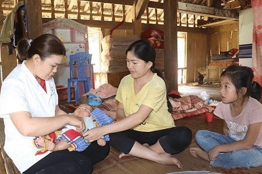 Chế độ hỗ trợ hằng tháng với nhân viên y tế thôn, tổ dân phố và cô đỡ thôn, bản