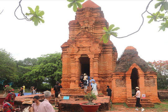 Mùa hè rộn ràng dưới chân tháp Pô Sah Inư