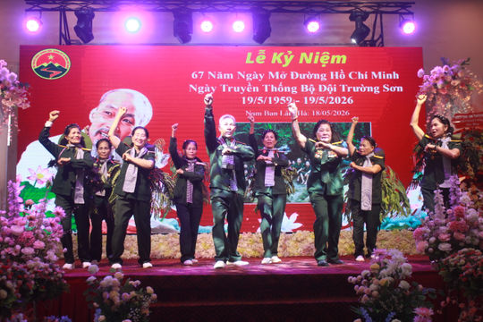 Những cựu thanh niên xung phong hát khúc quân hành