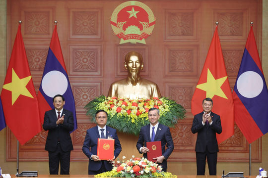 Việt Nam và Lào trao nhiều văn kiện hợp tác quan trọng