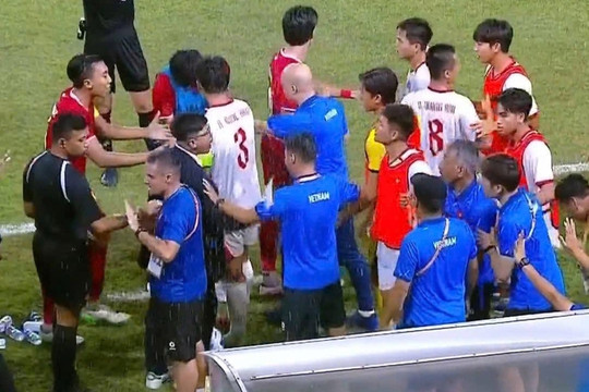 Hỗn loạn tại giải U19 Đông Nam Á: Trợ lý U19 Việt Nam bị cầu thủ Indonesia xô ngã