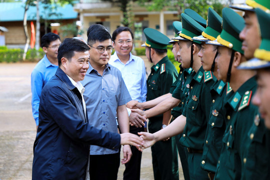 Bí thư Tỉnh ủy Lâm Đồng Y Thanh Hà Niê Kđăm thăm, động viên lực lượng biên phòng