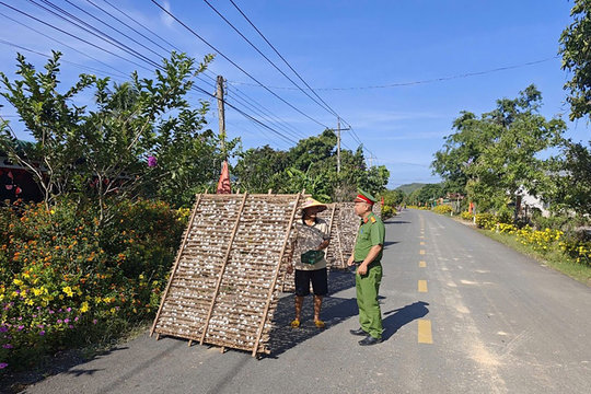 Không để đường giao thông thành sân phơi