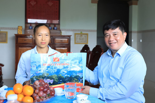 Bí thư Tỉnh ủy Lâm Đồng Y Thanh Hà Niê Kđăm thăm 2 gia đình chính sách ở biên giới