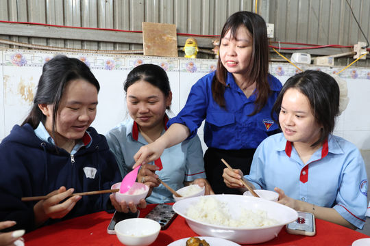 “Bữa cơm 0 đồng” tiếp sức sĩ tử vùng sâu Quảng Sơn