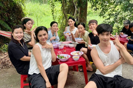 Vân Trang và Thanh Hiền tái xuất trong phim Như hạt mưa sa sau khi sinh con