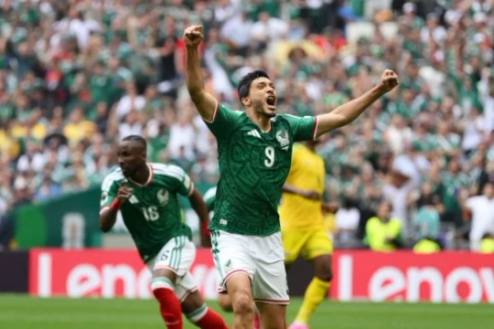 Mexico 2-0 Nam Phi: Kỷ lục thẻ đỏ và bàn thắng lịch sử của Raul Jimenez