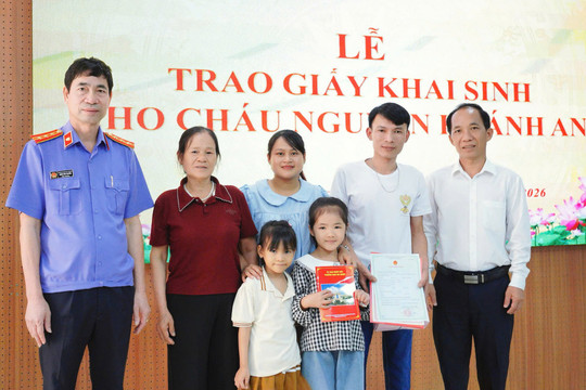 Trao giấy khai sinh cho trẻ có hoàn cảnh đặc biệt tại Nam Gia Nghĩa
