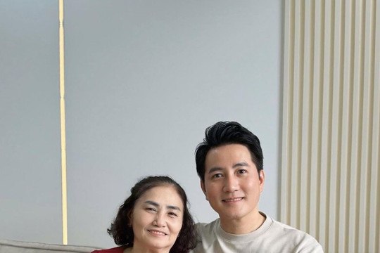 Nguyễn Phi Hùng và chuyện về người mẹ công nhân nuôi con thành tài