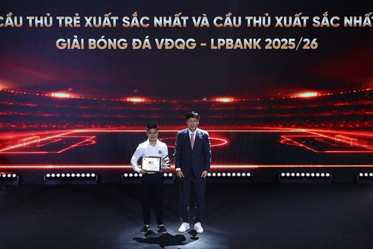 Quang Hải thắng giải Cầu thủ xuất sắc nhất V-League 2025/26 trong ngày CAHN đại thắng
