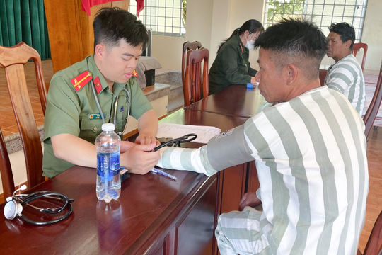 Tiếp thêm động lực cho phạm nhân cải tạo tiến bộ