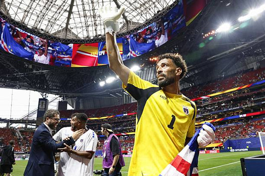Thủ môn 40 tuổi Vozinha lập kỷ lục World Cup trong trận hòa Tây Ban Nha