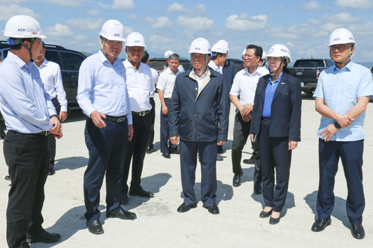 Bí thư Tỉnh ủy Lâm Đồng Y Thanh Hà Niê Kđăm kiểm tra tiến độ sửa chữa Cảng hàng không quốc tế Liên Khương