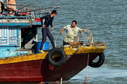 Tàu cá bị mắc cạn, chìm tại cảng La Gi, 2 thuyền viên thoát nạn
