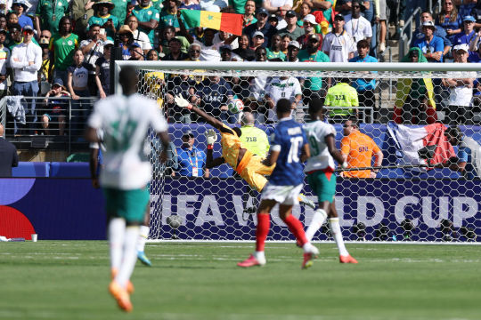 Mbappe lập cú đúp lịch sử, Pháp đánh bại Senegal 3-1 tại World Cup