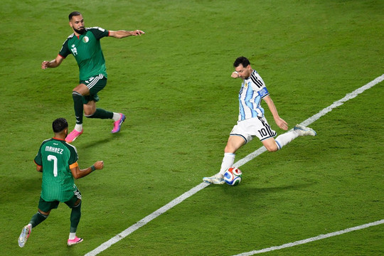 Lionel Messi lập hat-trick ngày cán mốc 200 trận, Argentina đè bẹp Algeria 3-0