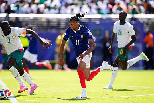 Pháp nhọc nhằn hạ Senegal: Michael Olise rực sáng trong vai trò 'số 10' mới