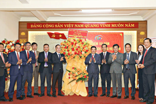 Lam Dong Party Secretary Y Thanh Ha Nie Kdam Visits and Congratulates Lam Dong Newspaper and Radio-Television on Vietnamese Revolutionary Press Day