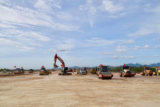 Nâng cấp sân bay Phù Cát: Huy động 800 người thi công đường băng 3.200 tỷ đồng