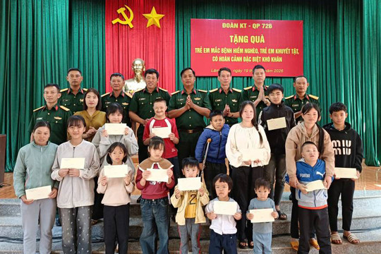 Đoàn kinh tế quốc phòng 726 tặng quà cho trẻ em có hoàn cảnh khó khăn