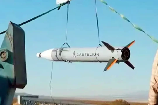 Mỹ đặt hàng tên lửa siêu vượt âm giá rẻ và gói viện trợ 150.000 drone cho Ukraine