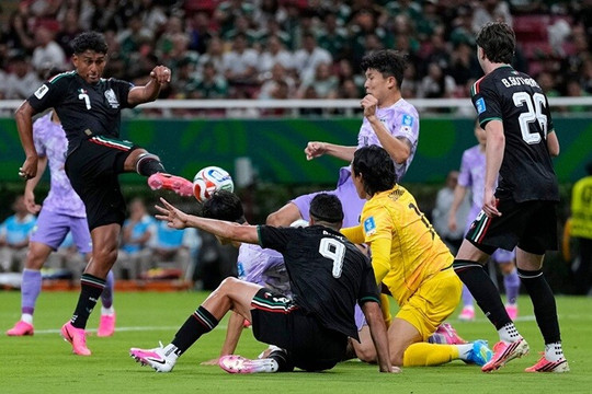 Mexico 1-0 Hàn Quốc: Sai lầm tai hại và tấm vé sớm vào vòng knock-out cho El Tri
