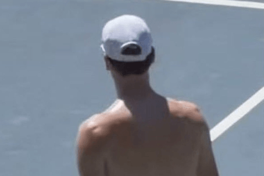 Jannik Sinner và thiết bị lạ trên sân tập: Giải mã bài toán thể lực bảo vệ ngôi vương Wimbledon