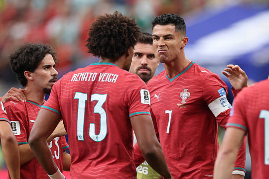Bồ Đào Nha vùi dập Uzbekistan 5-0: Cristiano Ronaldo lập kỷ lục vô tiền khoáng hậu