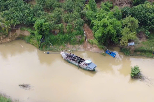 Sông Ðạ Huoai đang bị sạt lở nặng