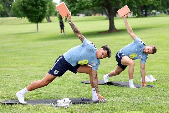 ĐT Anh tập yoga tại công viên Mỹ: Liệu pháp tâm lý của Thomas Tuchel sau trận hòa Ghana