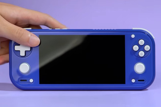 Cận cảnh Anbernic RG 55G1: Thiết kế lấy cảm hứng từ Switch Lite và những nâng cấp đáng chú ý