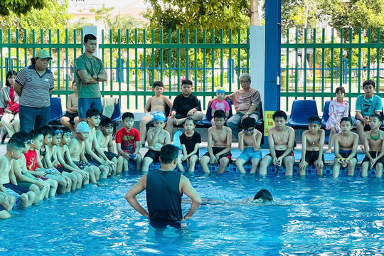 Dạy bơi miễn phí cho thiếu nhi có hoàn cảnh khó khăn
